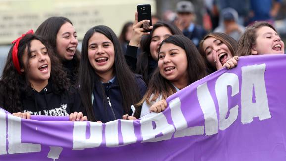 Au Chili, des étudiantes occupent des facs pour dénoncer le harcèlement sexuel et le sexisme à l’université (Justine Fontaine/ France Info)