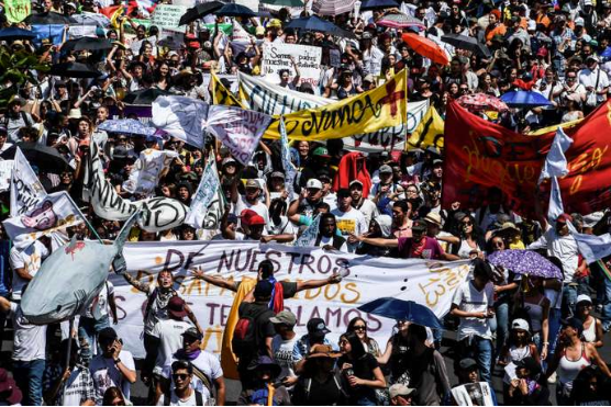 En Colombie, les manifestations contre la politique du gouvernement font plusieurs morts (Le Monde avec AFP)