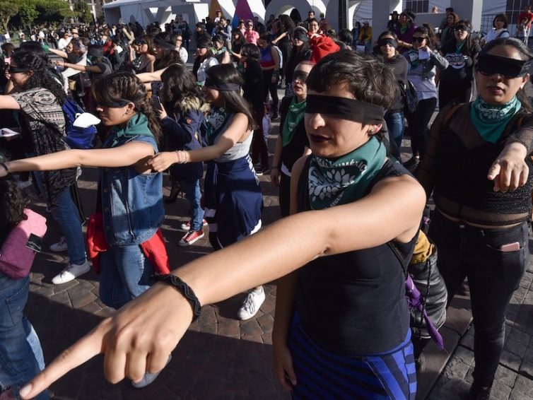 La performance féministe chilienne «Un violeur sur ton chemin» se propage dans le monde entier (articles et vidéos)