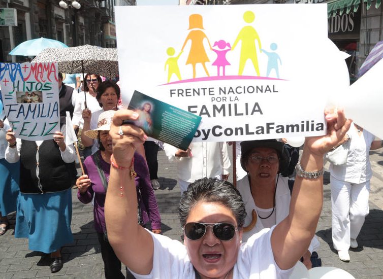 Au Mexique, la légalisation du mariage homosexuel fait son chemin (Serge Hastom / Courrier International)