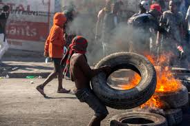 Résultat de recherche d'images pour "Des manifestants dressent une barricade ce 7 février dans une rue de Port-au-Prince pour réclamer le départ de Jovenel Moïse. AP Photo/Dieu Nalio Chery"
