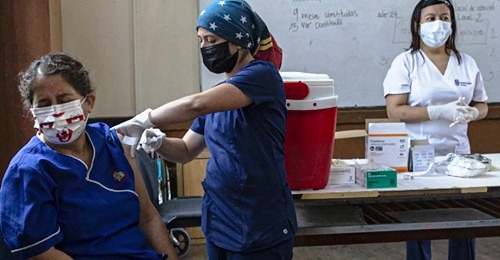 Chili: campagne de vaccination contre le Covid-19 (Julie Zaugg – Leman Bleu Télévision / Aude Villiers-Moriamé – Le Monde)
