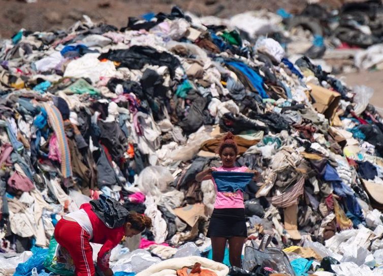 Chili : le désert d’Atacama se transforme en gigantesques décharges de vêtements (Le Parisien / AFP)