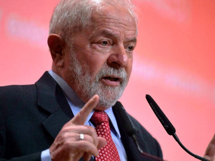 Brésil: après Berlin, Lula poursuit à Paris sa précampagne électorale pour la présidentielle (RFI)