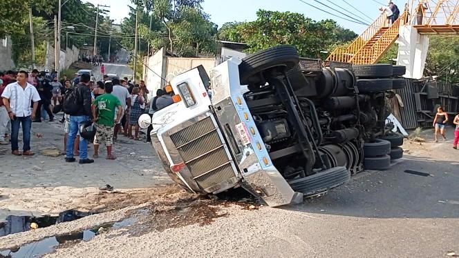 Des dizaines de migrants tués dans un accident de camion au Mexique (France 24 / Le Monde / AFP)