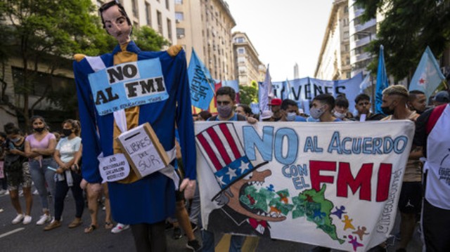 Argentine : mobilisation contre l’accord avec le FMI (revue de presse)