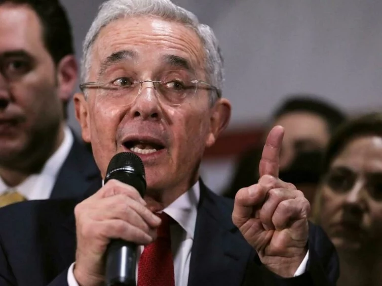 Colombie: une juge ouvre la voie à des poursuites contre l’ex-président Álvaro Uribe (RFI)