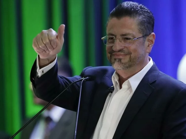 Costa Rica : le conservateur Rodrigo Chaves remporte la présidentielle (France 24 / AFP)