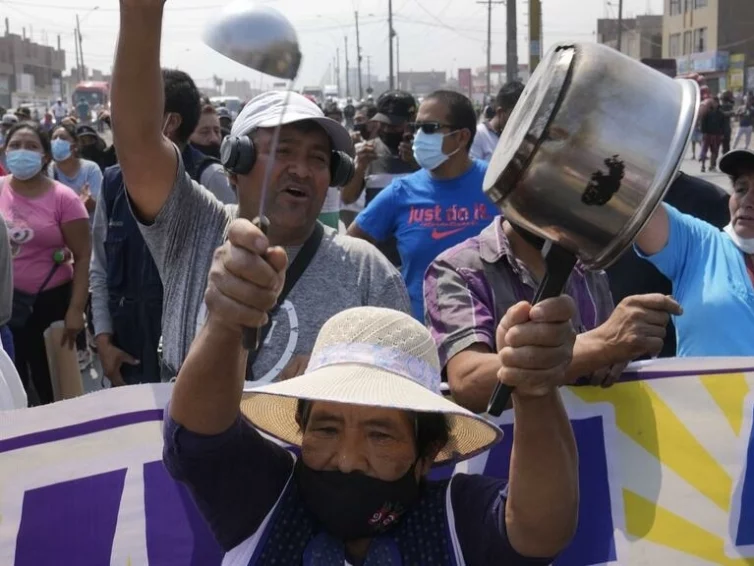 Pérou : couvre-feu à Lima après des manifestations (revue de presse)