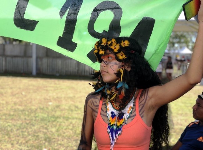 Brésil: à Brasilia, les peuples autochtones campent pour défendre leurs terres (Pierre Le Duff / Reporterre / TV5 Monde)