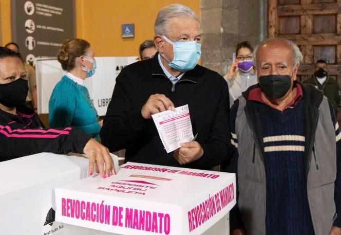 Au Mexique, le président López Obrador poursuit son mandat après un référendum à la participation très faible (Le Monde / AFP)