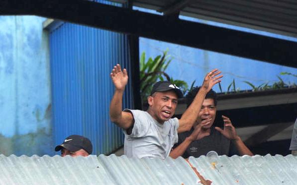 En Équateur, de nouvelles violences dans une prison font au moins quarante-quatre morts chez les détenus (Le Monde / AFP)