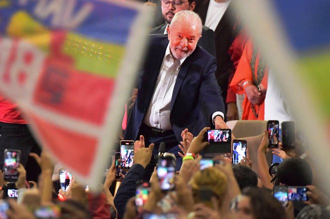 Lula officialise sa candidature à la présidentielle pour «reconstruire» le Brésil (RFI / France 24)