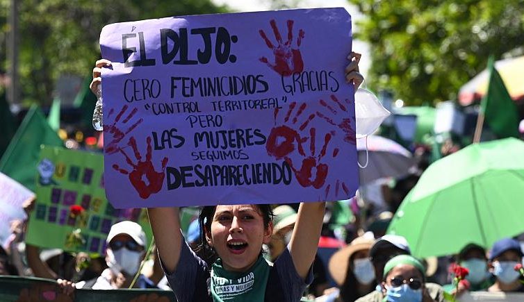 Au Salvador, une femme condamnée à cinquante ans de prison après une fausse couche (Euronews)