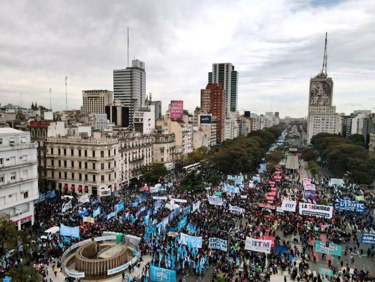 🇦🇷 Argentine : des milliers de manifestants dans la rue contre la flambée des prix (Euronews / AFP / France 24)