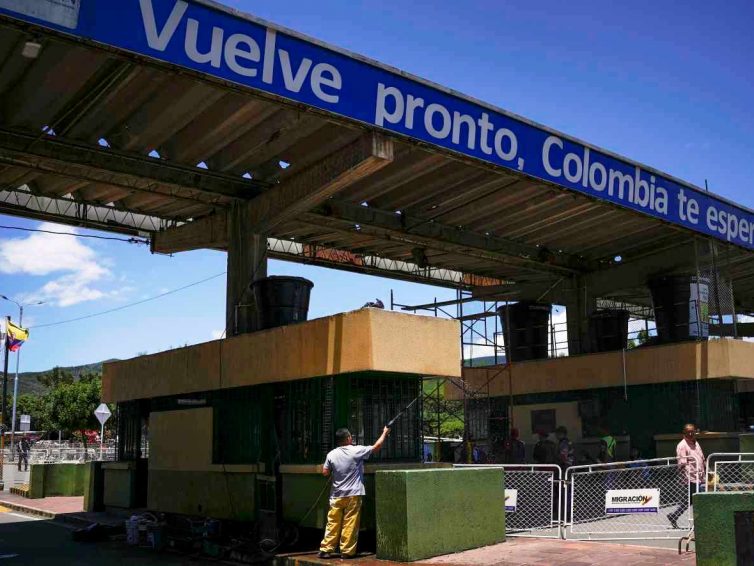 Venezuela et Colombie renouent leurs relations diplomatiques, rompues depuis trois ans (Le Monde / AFP / RFI)