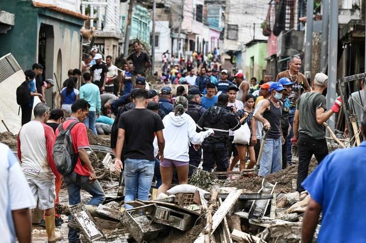 🇻🇪 Au Venezuela, l’espoir de retrouver des survivants s’amenuise après le glissement de terrain qui a fait au moins 36 morts (France 24 / Le Monde /AFP)