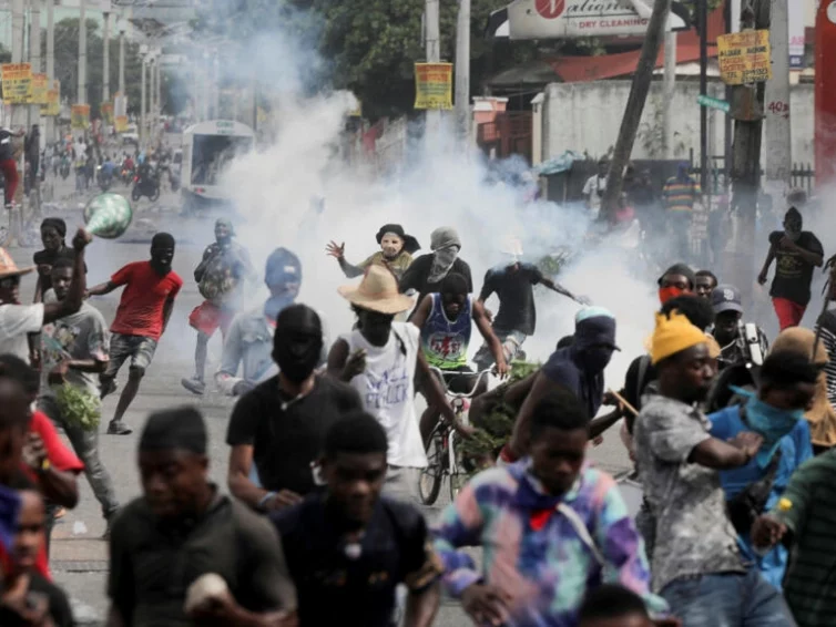 🇭🇹 Haïti : crise politique, sécuritaire et sanitaire (entretien avec Camille Chalmers – France 24 / entretien avec Frédéric Thomas – RFI)
