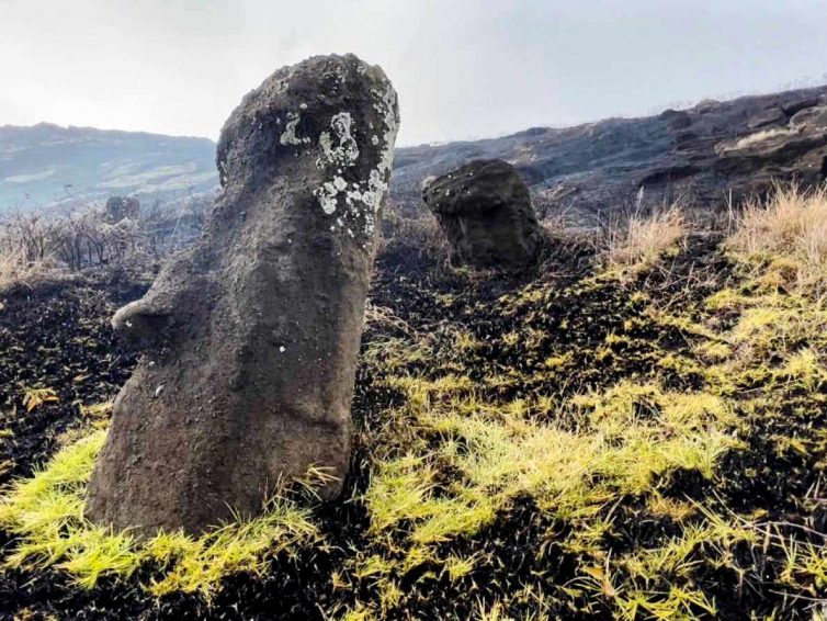 🇨🇱 Chili : sur l’île de Pâques, les célèbres statues moais ont subi de graves dommages, parfois irrémédiables, à la suite d’un incendie (Le Monde / AFP)