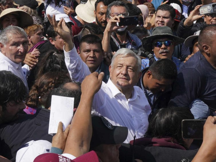 🇲🇽 Mexique : le président rassemble des centaines de milliers de partisans dans la rue pour défendre sa politique (Le Monde / AFP)