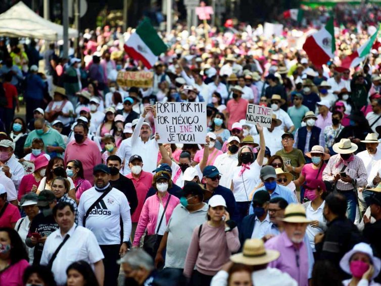 🇲🇽 Mexique : des dizaines de milliers de personnes manifestent contre le projet de réforme électorale souhaité par le président (Le Monde / AFP)