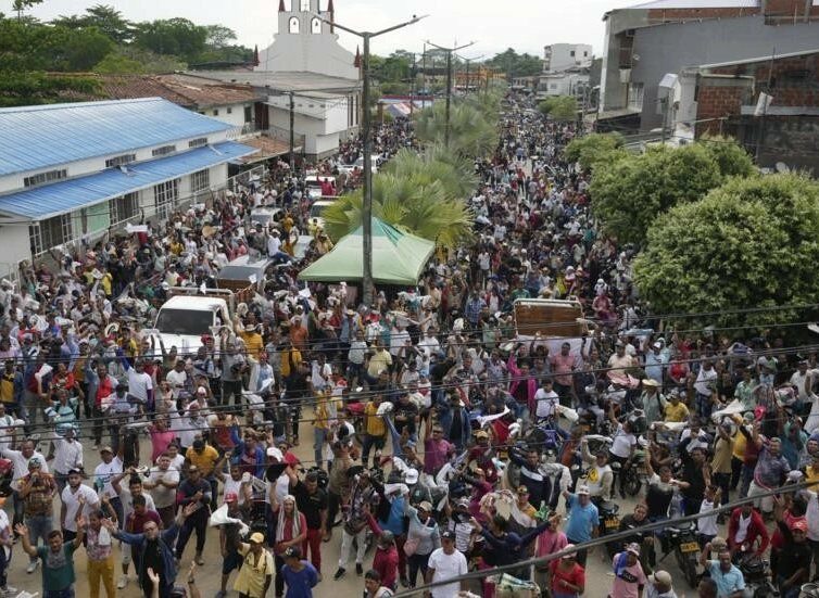 🇨🇴 Colombie: Gustavo Petro suspend le cessez-le-feu avec le Clan del Golfo (RFI) / Sur les terres du Clan del Golfo, la route interdite (TV5)