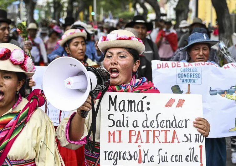 🇵🇪 Manifestations au Pérou : comment les communautés indigènes font entendre leur voix grâce aux réseaux sociaux (Jérémie Laurent – Kaysen et Bénédicte Mingot – Les Révélateurs – France Info)