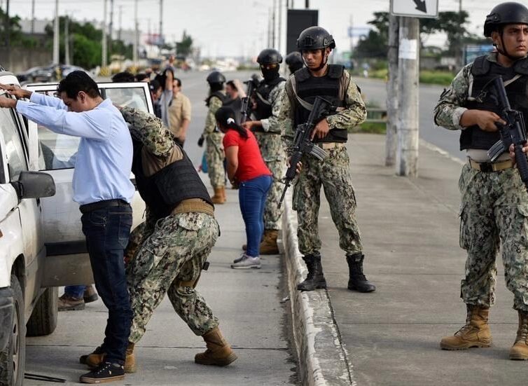 🇪🇨 Équateur : douze morts dans des affrontements dans une prison de Guayaquil (Le HuffPost avec AFP / RFI)