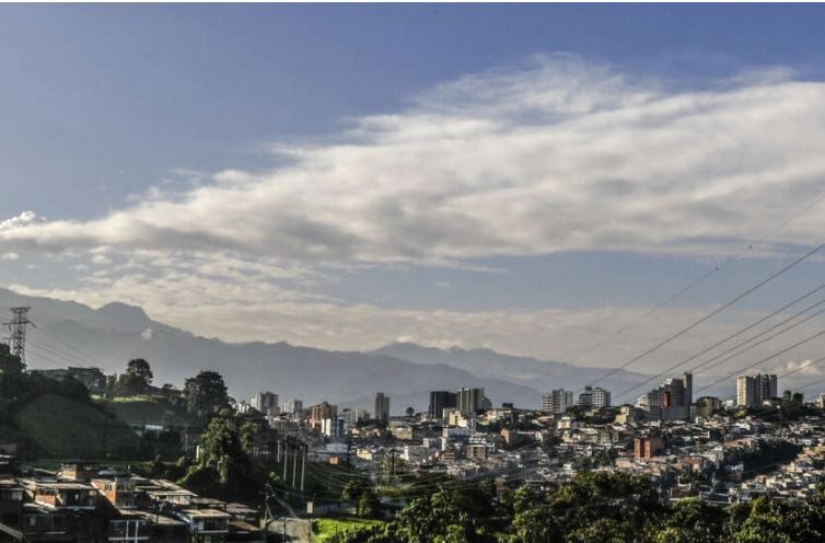 🇨🇴 Évacuations préventives en Colombie où le Nevado del Ruiz menace d’entrer en éruption (France 24)