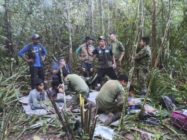 🇨🇴 Après quarante jours dans la jungle, les quatre enfants disparus en Colombie retrouvés vivants (Anne Proenza – Libération / Le Monde avec AFP / France 24)