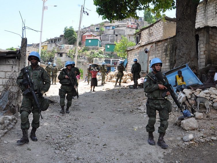 🇭🇹 Haïti : la solution volée (Frédéric Thomas / CETRI) / Grand Angle : l’ONU appelle à envoyer une force d’intervention internationale en Haïti (vidéo – TV5 Monde)