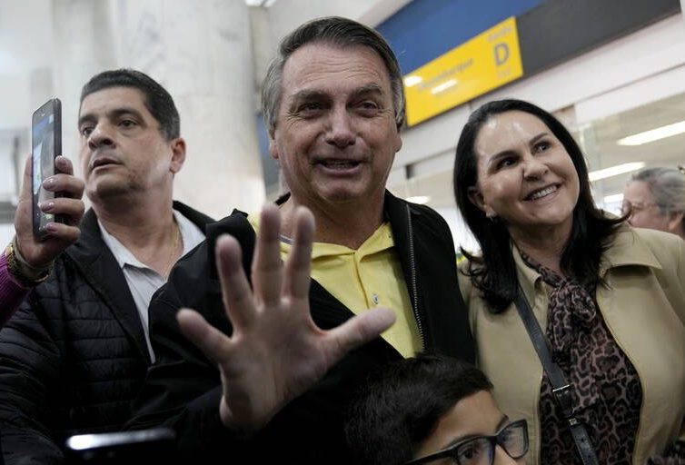 🇧🇷 Au Brésil, l’ancien président Bolsonaro inéligible mais pas «hors-jeu» (Chantal Rayes – Libération / France 24)