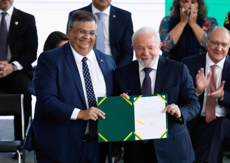🇧🇷 Au Brésil, Lula prend des mesures pour restreindre l’accès aux armes à feu facilité sous Jair Bolsonaro (Le Monde / AFP)