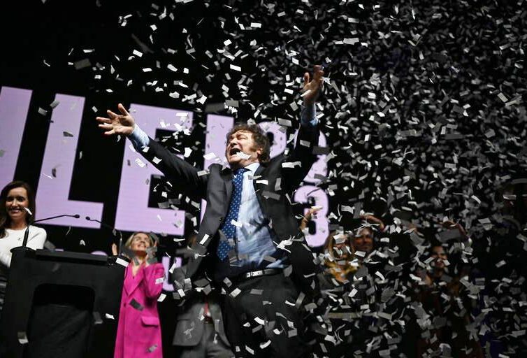 🇦🇷 Argentine : Javier Milei, candidat conservateur et ultralibéral, gagne la primaire (premières analyses et revue de presse fr.esp.)