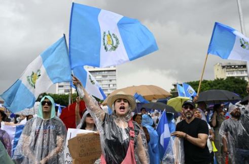 🇬🇹 Au Guatemala, la disqualification du parti du président élu Arévalo suspendue temporairement par la justice (Le Monde)