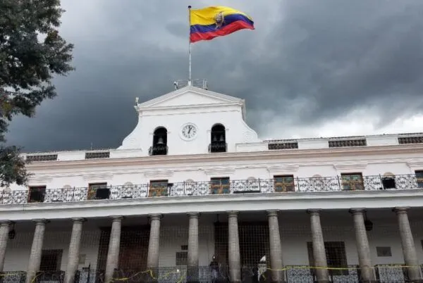 🇪🇨 Néolibéralisme autoritaire et narcotrafic : l’Équateur au bord du gouffre? (Vincent Arpoulet / Le vent se lève)