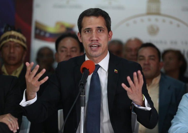 🇻🇪 Le Venezuela émet un mandat d’arrêt contre le chef de l’opposition Juan Guaidó (Le Monde / France 24)