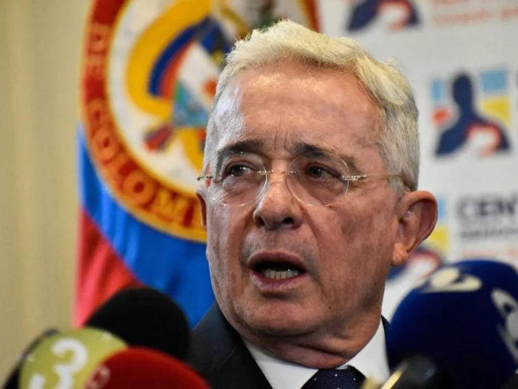 🇨🇴 Colombie : pourquoi l’ex-président Álvaro Uribe est-il rattrapé par la justice ? (Luis Reygada / L’Humanité)