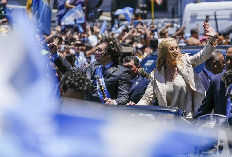 🇦🇷 «There Is No Alternative». Argentine : le président d’extrême droite Javier Milei se la joue Margaret Thatcher et promet «un choc» budgétaire (Libération avec AFP / France 24)