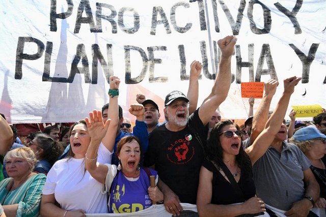 🇦🇷 Argentine : premières mobilisations contre les réformes du gouvernement de Javier Milei (revue de presse)