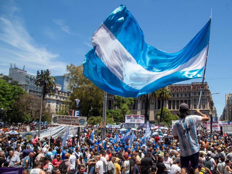 🇦🇷 L’Argentine n’est pas à vendre ! (Carlos Schmerkin – Club Mediapart / Entretien avec le secrétaire général de la CGT (Luis Reygada / L’Humanité)