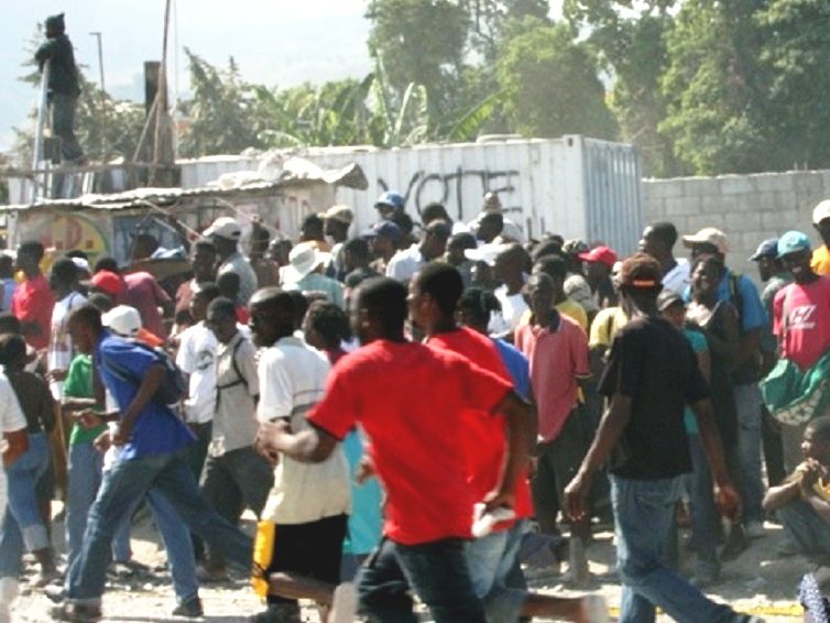 🇭🇹 Manifestations en Haïti : la population ne «veut absolument pas» du Premier ministre Ariel Henry, «elle a soif d’un changement» (entretien avec Frédéric Thomas / CETRI/ RTBF)