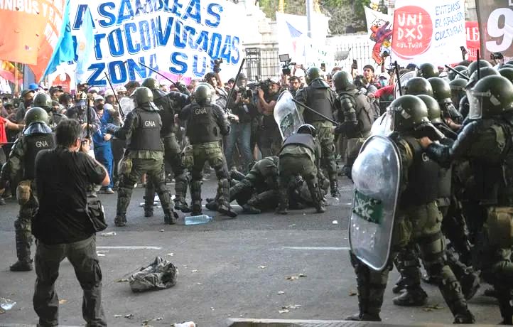 🇦🇷 Argentine : débat sur la loi Omnibus au Parlement et violente répression contre les manifestant.es (revue de presse)