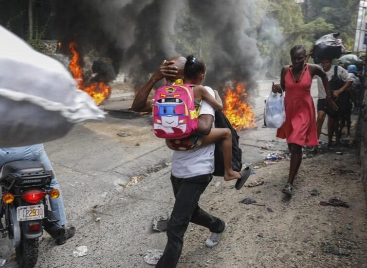 🇭🇹 Tensions en Haïti, où des manifestations antigouvernementales ont éclaté dans plusieurs villes (France infos / RFI)