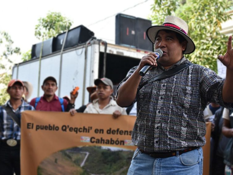🇬🇹 Guatemala: Bernardo Caal Xol, en tournée en Europe, se bat pour les droits de son peuple q’eqchi (Christophe Paget – RFI / Chantal Guillet / Espaces latinos)