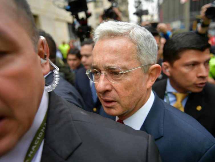 🇨🇴 Colombie: l’ancien président Uribe sera jugé pour subornation de témoins (La Croix / La Presse / AFP)