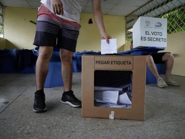 🇪🇨 Référendum et consultation populaire en Équateur: approbation des mesures gouvernementales de sécurité et rejet des mesures économiques  (revue de presse)