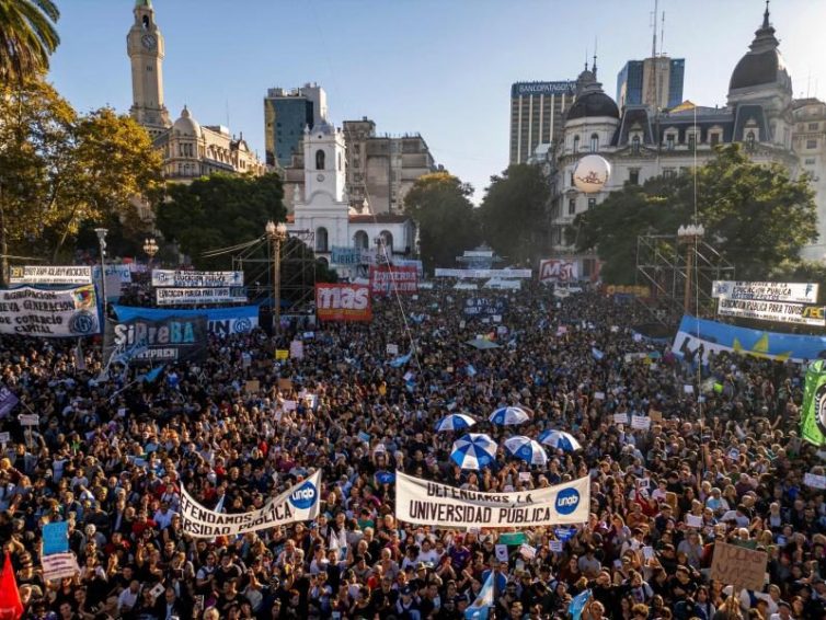 🇦🇷 En Argentine, forte mobilisation contre l’austérité budgétaire dans l’enseignement supérieur public (Le Monde / AFP)