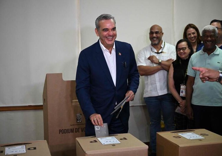 🇩🇴 En République dominicaine, le président sortant, Luis Abinader, réélu (Le Monde / AFP)