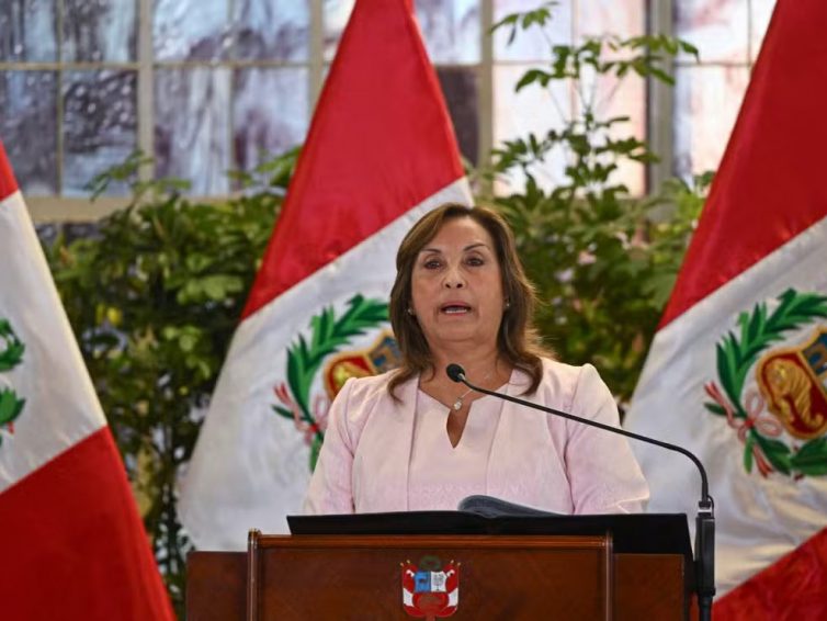 🇵🇪 Pérou : la présidente, Dina Boluarte, voit les enquêtes la concernant suspendues jusqu’à la fin de son mandat (Le Monde / AFP)